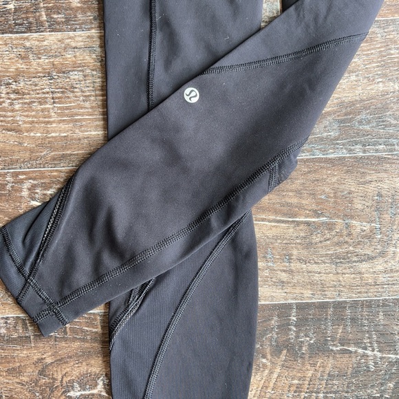 Lululemon black leggings size 02 great condition - Picture 3 of 4